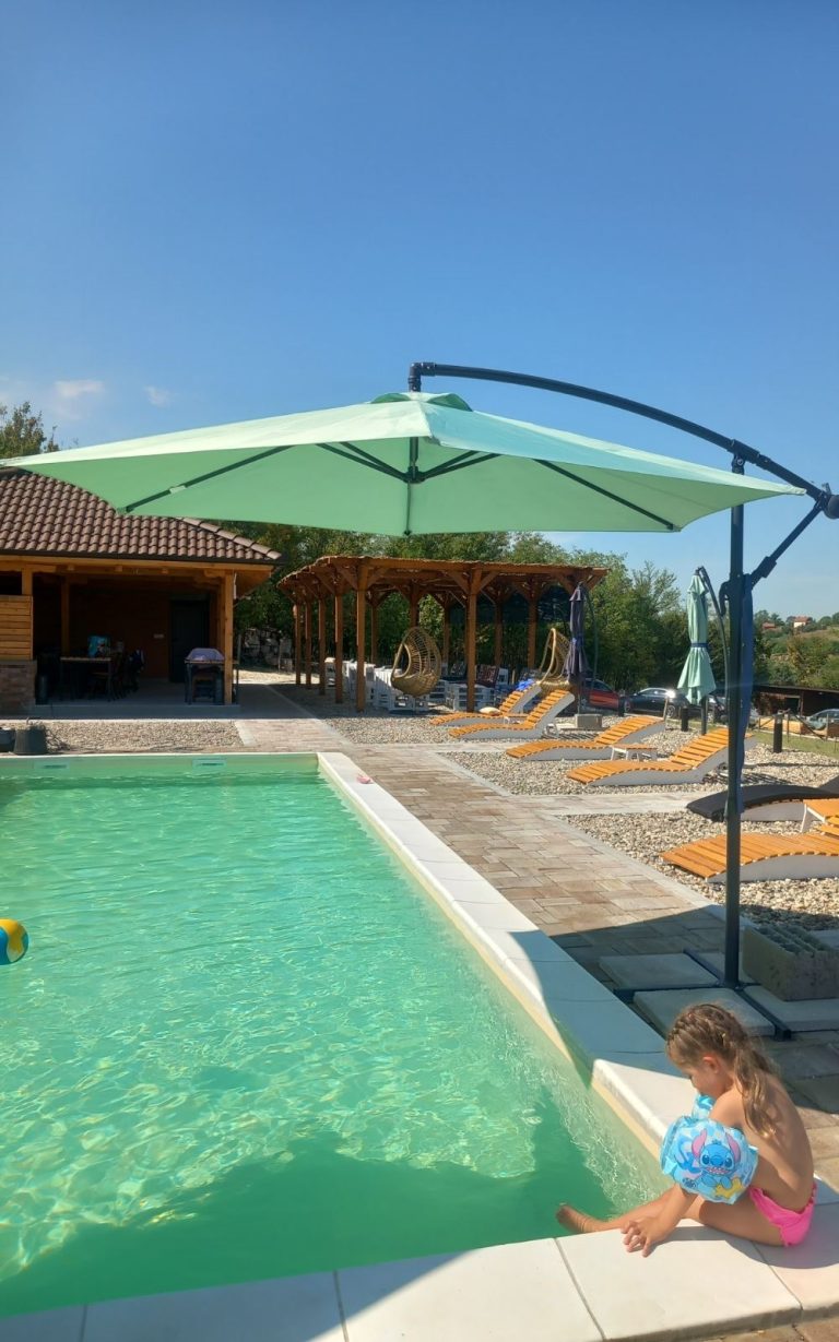 deca i bazen u šumadiji