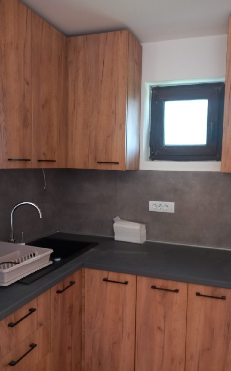 kuhinja u smeštaju debeljko