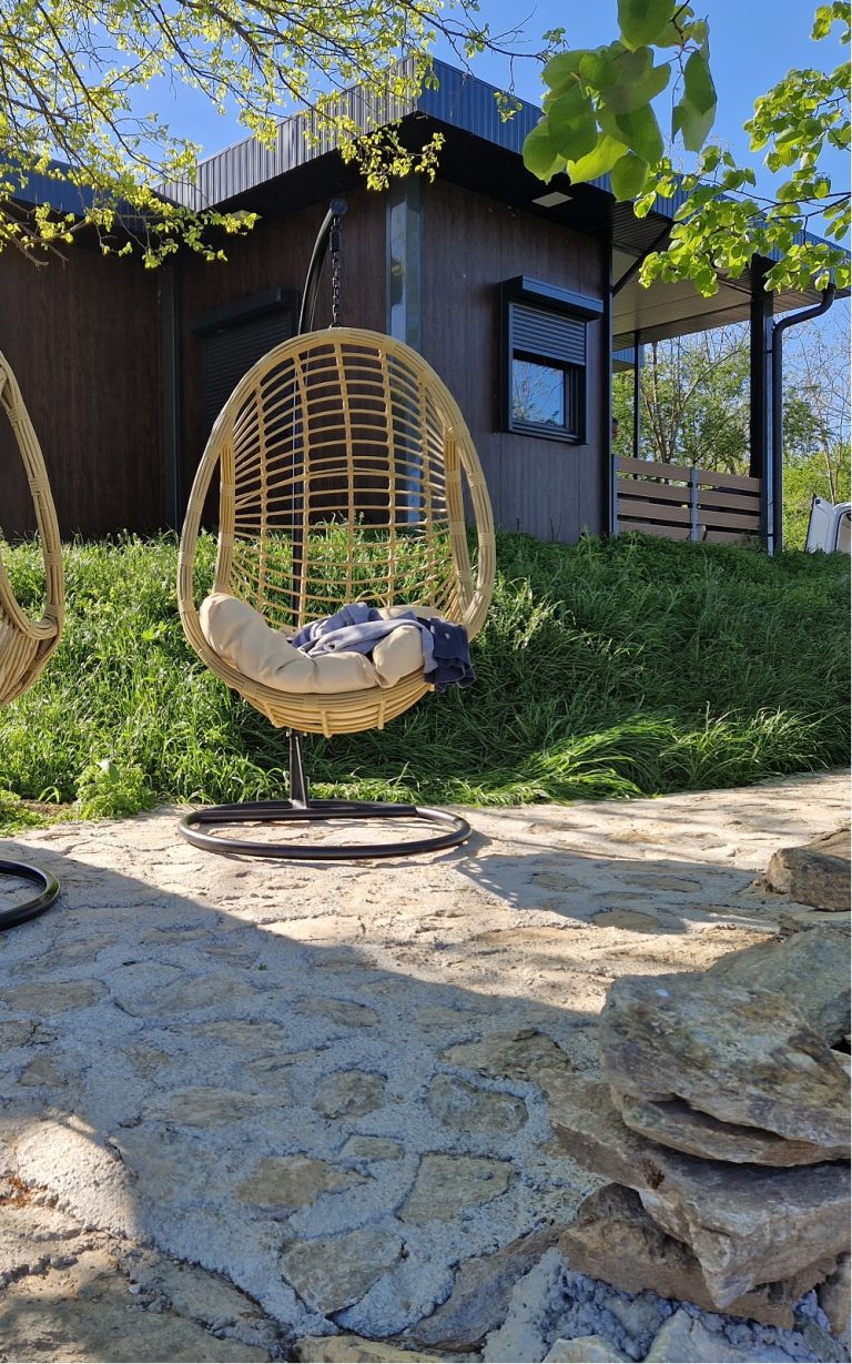 ležaljke na terasi limenko