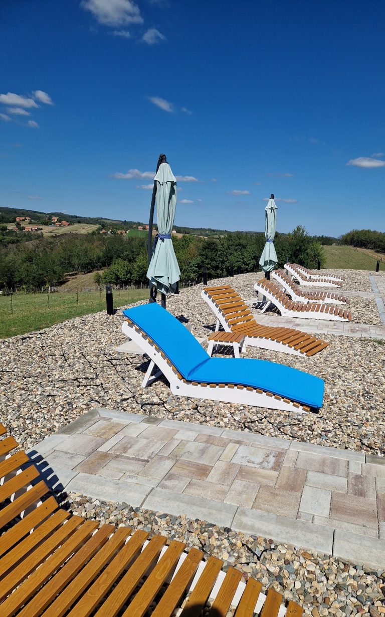 ležaljke pored bazena