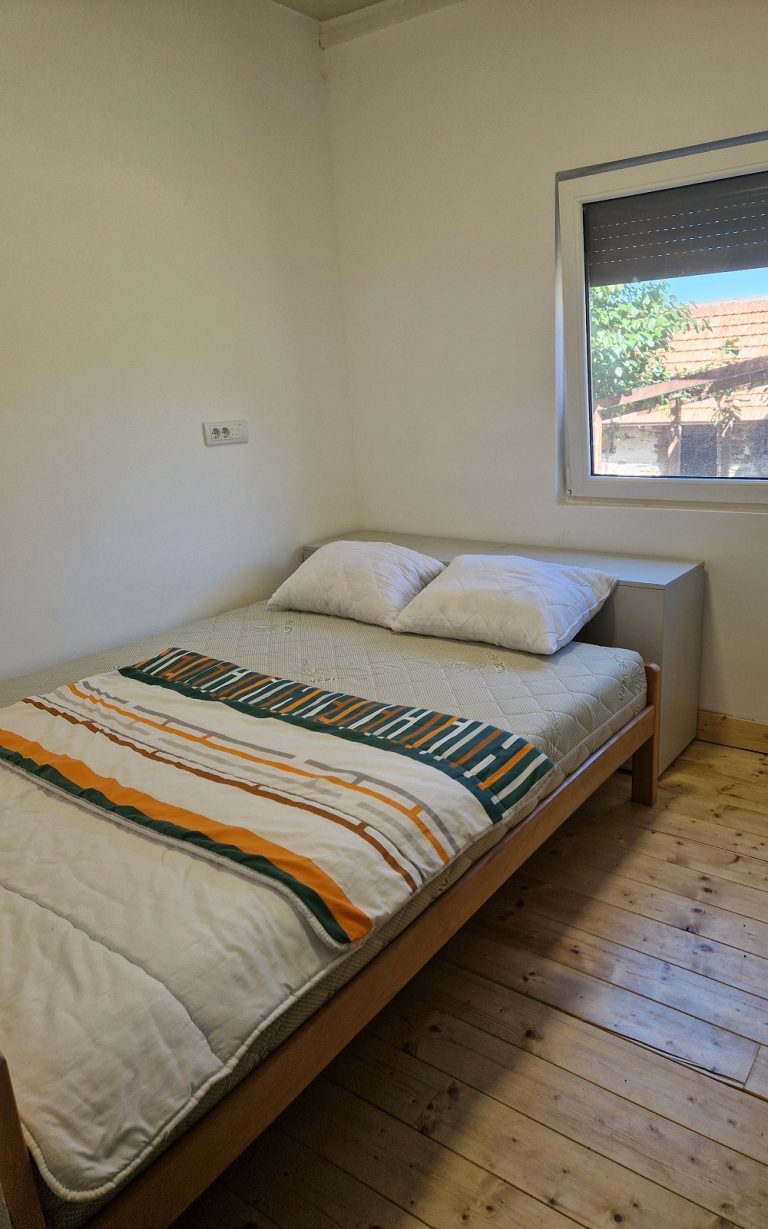 manji bračni ležaj u limenka