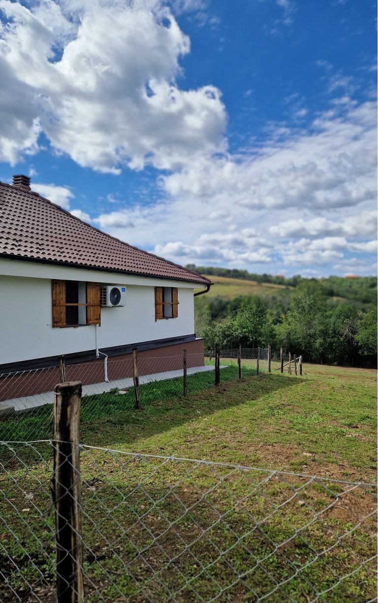 nebo iznad stare srpske kuće zemička