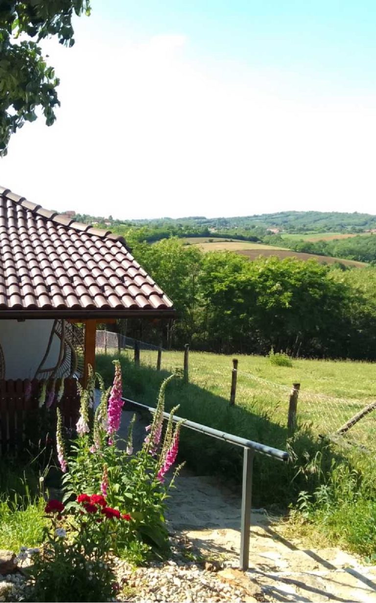 panorama srpskog sela i kuće zemička