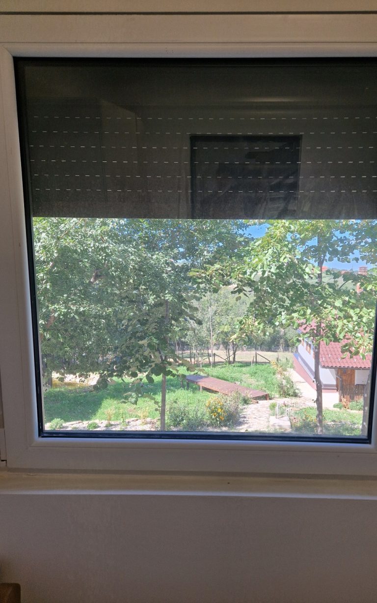 pogled iz limenka kroz prozor spavaće sobe