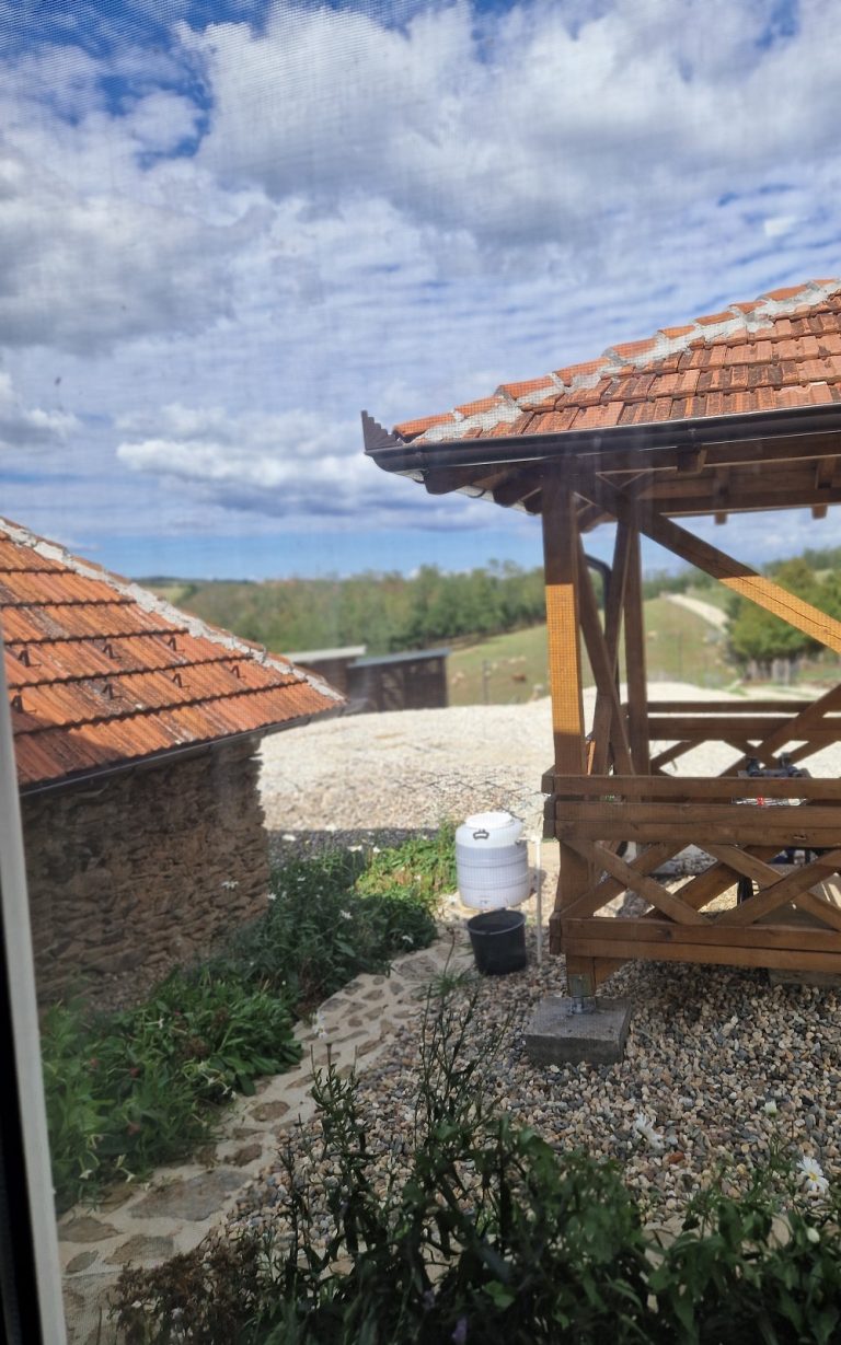 pogled kroz prozor iz drvenka