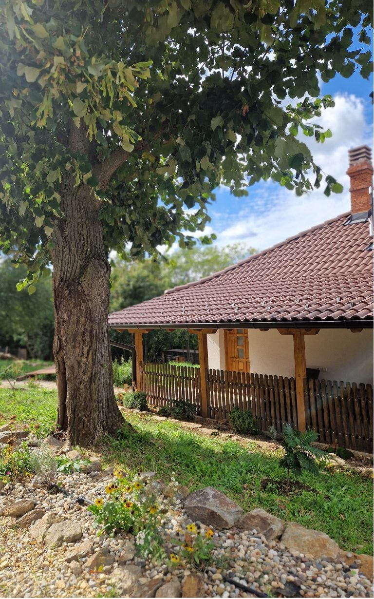 selo u šumadiji i kuća zemička