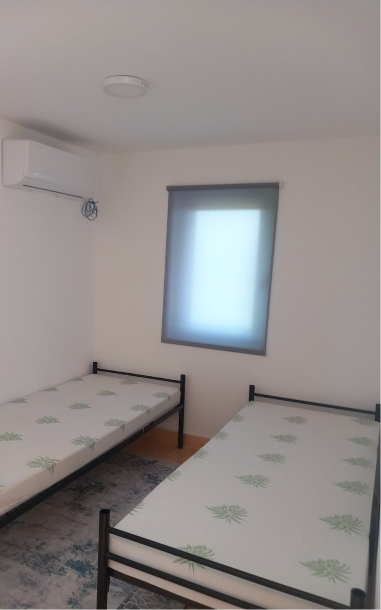 soba sa dva ležaja debeljko