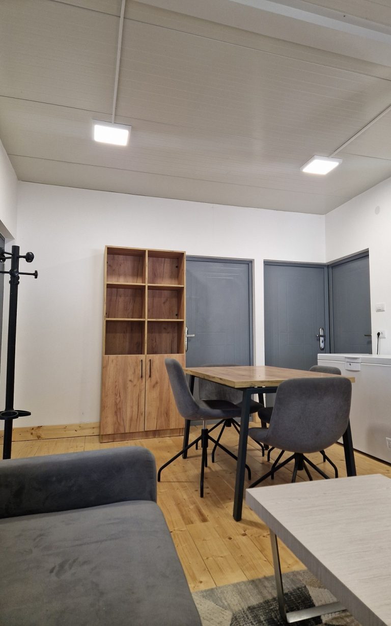 sto i stolice limenko