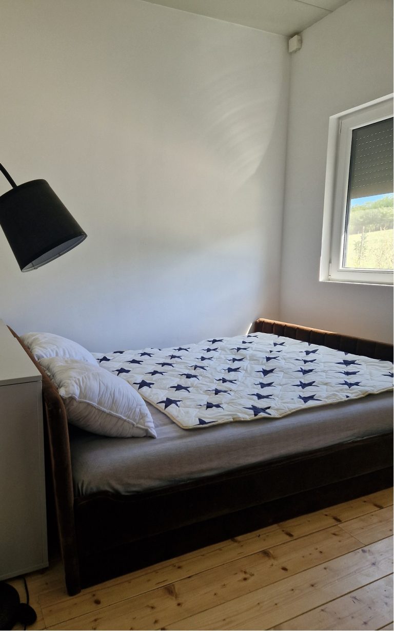 veliki bračni krevet u limenka