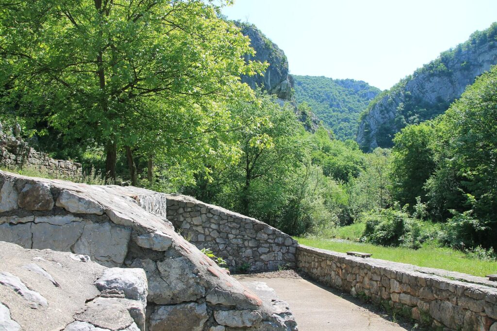 Priroda kanjona Crnice i obilazak manastira Šumadija u okolini Zabrege