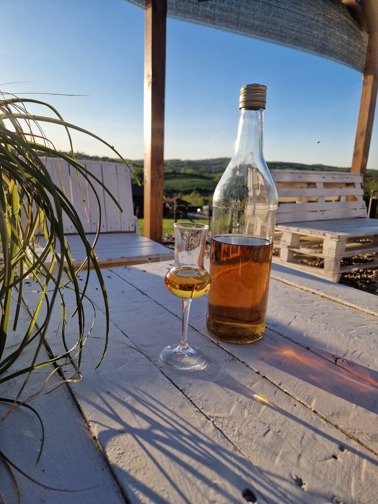 Baštenski nameštaj i zone za sedenje na otvorenom u selu Malo Krčmare.