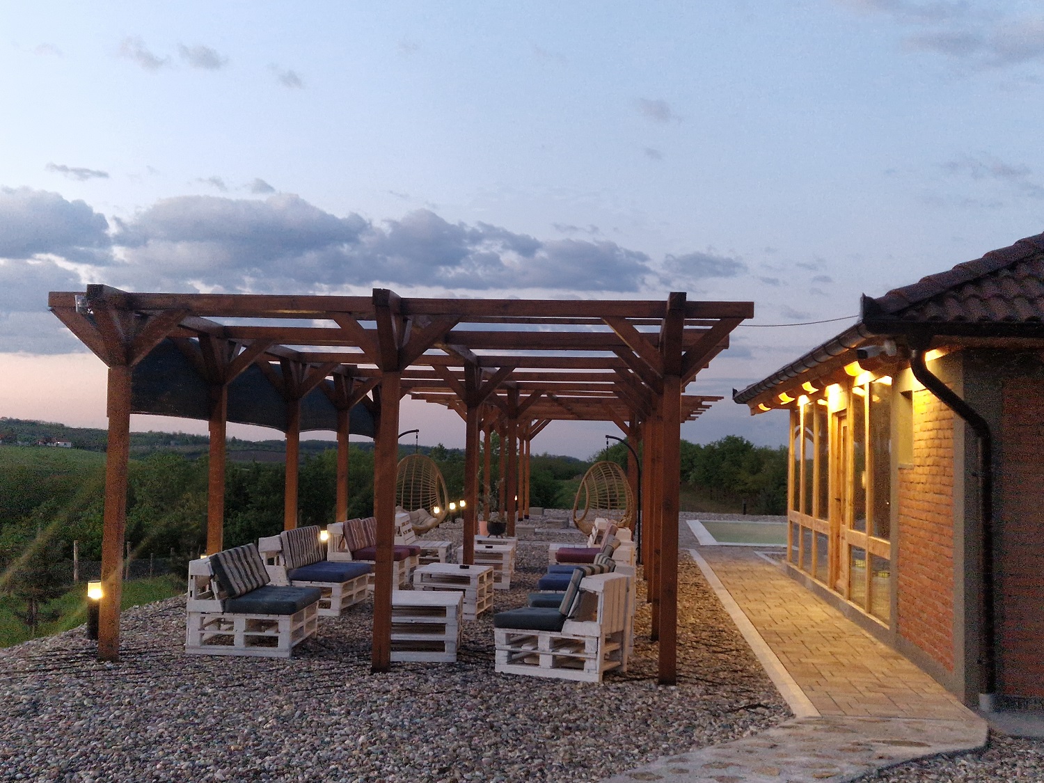 Romantična atmosfera i osvetljenje na imanju za privatne proslave i zabave.