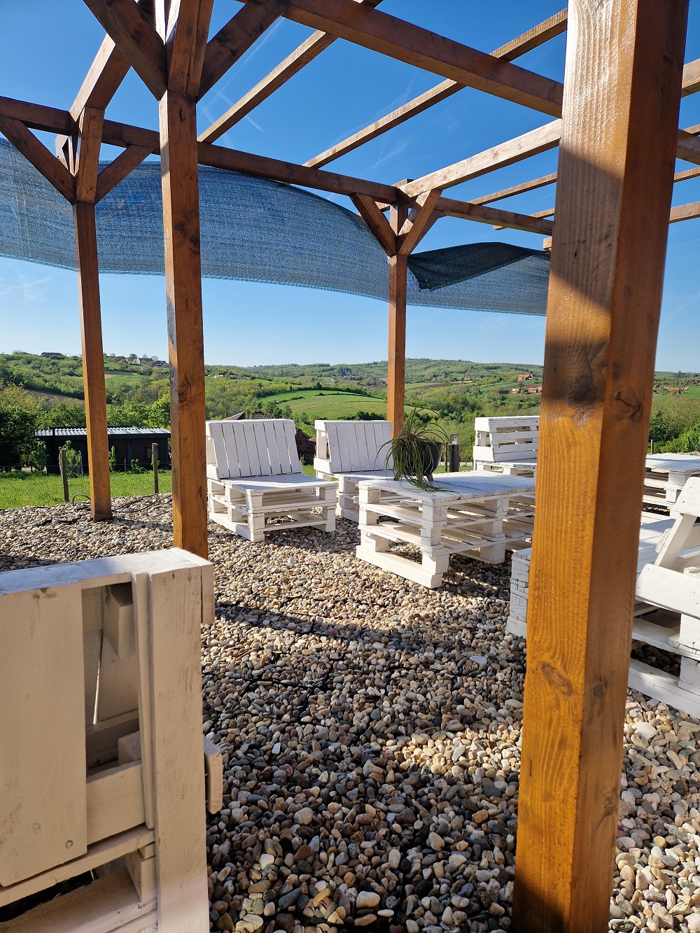 Pogled na prirodu i šumadijska brda sa pokrivene terase za tim bilding.